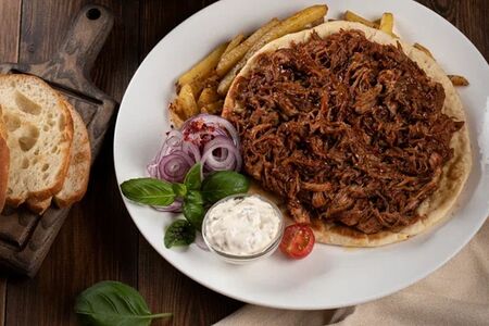 Дрпано Прасе и картофель фри