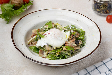 Салат с домашним беконом, грибами и яйцом пашот