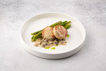 Котлетки из индейки со спаржей и соусом из опят