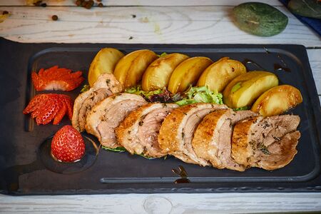 Утиная грудка с печеным яблоком