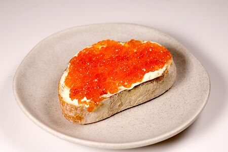 Тост со взбитым сливочным маслом и красной икрой