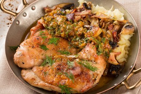 Цыплёнок с острой сальсой, пюре и грибами