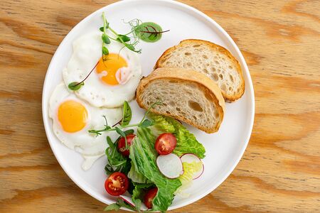 Яичница-глазунья с зелёным салатом