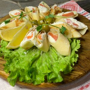 Рулетики с форелью копченой