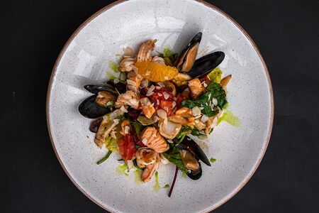 Салат с морепродуктами и авокадо