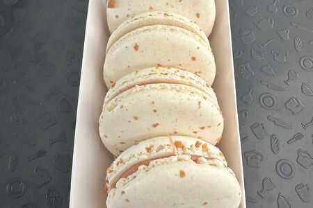 Макаруны соленая карамель