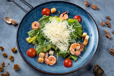 Салат Цезарь с креветками