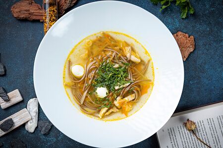 Куриный бульон с перепелиным яйцом