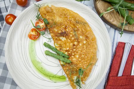 Белковый омлет со спаржей