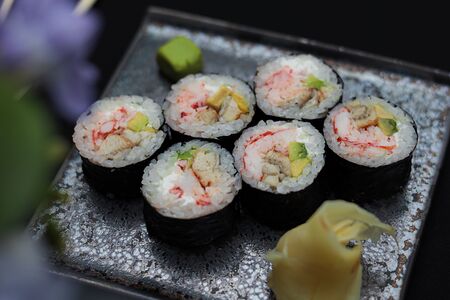 Ролл с угрем и камчатским крабом