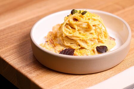 Спагетти Карбонара с боттаргой из желтка