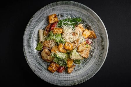 Салат Цезарь с курицей