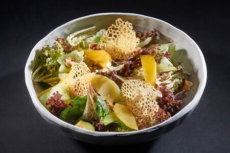 Зеленый салат с авокадо и манго