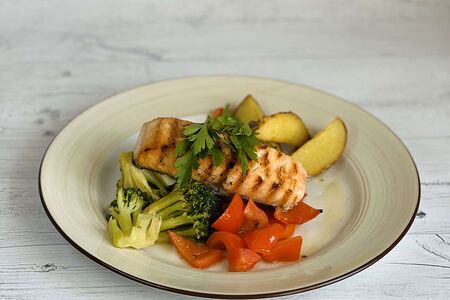 Филе лосося с овощами