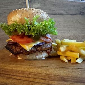 Бургер со cвинoй котлетой