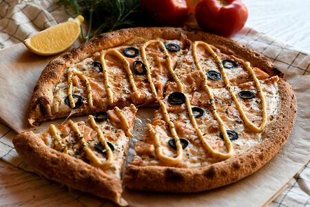 Пицца с лососем