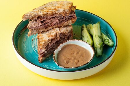 Сэндвич с пастрами из говядины острые