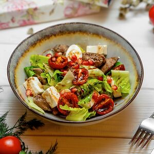 Салат с куриной печенью и сыром фета