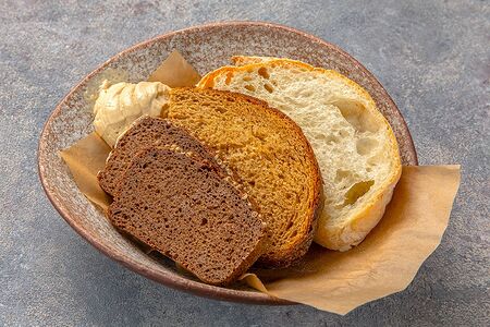 Хлебная корзина с копчёным маслом