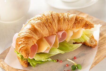 Сэндвич с сыром и ветчиной на круассане
