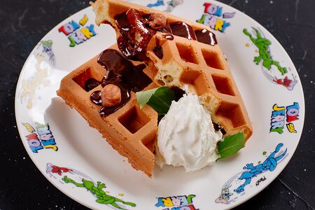 Вафля с шоколадно-ореховой пастой