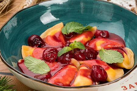 Вареники с творогом и вишневым соусом