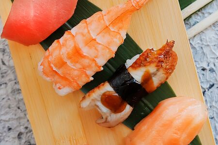 Суши с лососем
