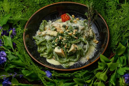 Феттуччине с курицей, шпинатом и кедровыми орешками