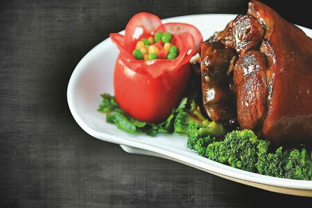 Тушеная свиная рулька под соевым соусом