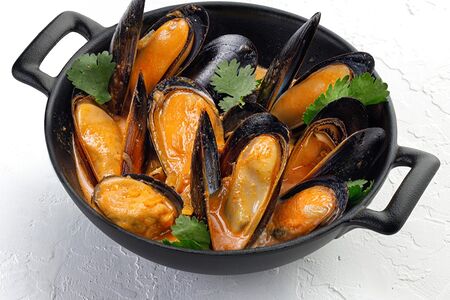 Мидии Том ям