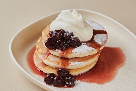 Панкейки с кремом чиз и вишней