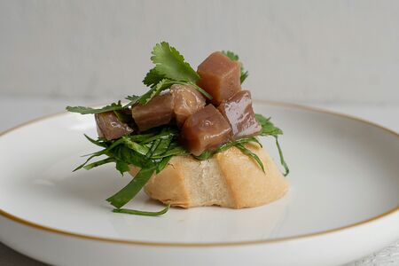 Брускетта с тунцом