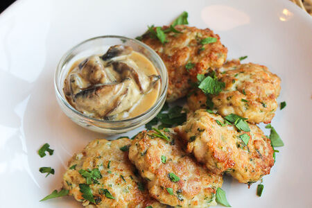 Куриные оладьи с грибным соусом