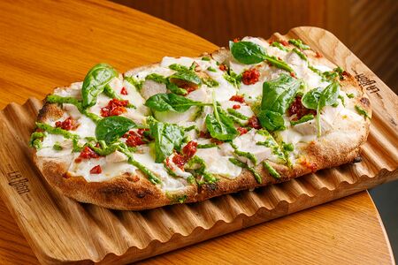 С цыпленком и соусом песто