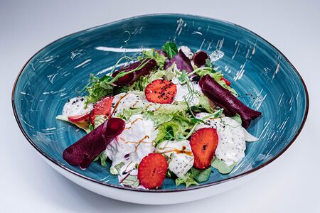 Салат с сыром страчателла и клубникой