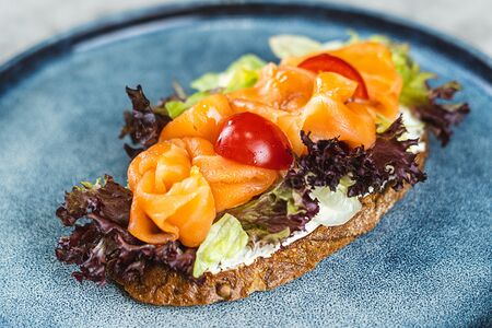 Брускетта с лососем собственного посола