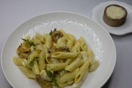 Пенне с куриным филе, лисичками и соусом карри