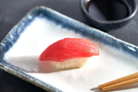 Суши с тунцом