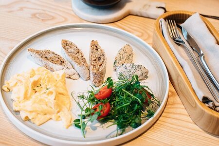 Скрэмбл с рийетом из форели и картофелем