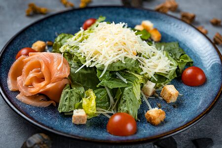 Салат Цезарь с лососем