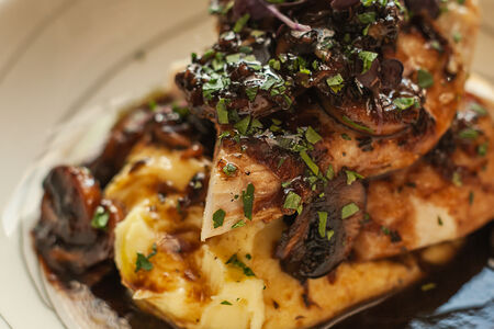 Куриная грудка с грибным фрикасе