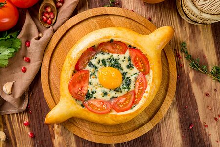 Хачапури по-аджарски со шпинатом и помидором