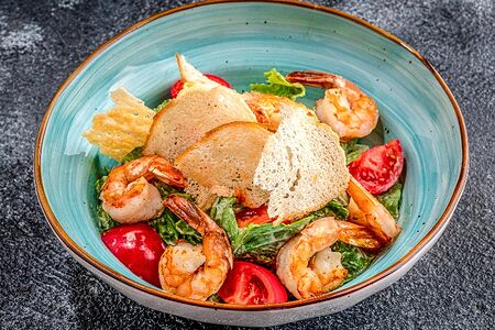 Салат Цезарь с креветками