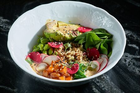 Салат боул с киноа, лососем и авокадо