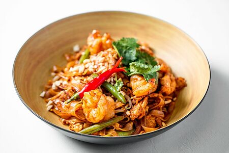 Лапша Пад-Тай с креветками и курицей