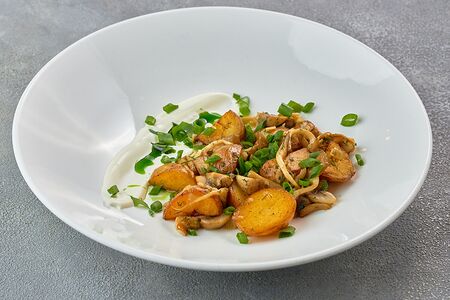 Молодой картофель с луком и грибами
