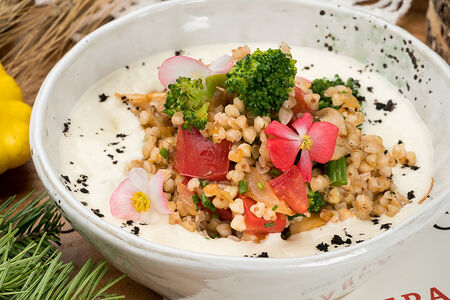 Каша из зеленой гречки с овощами и пармезаном