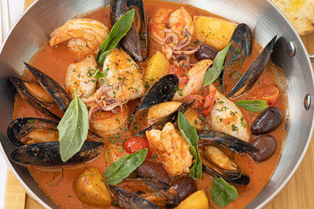 Соте из морепродуктов с томатами, каперсами и чесночными брускеттами