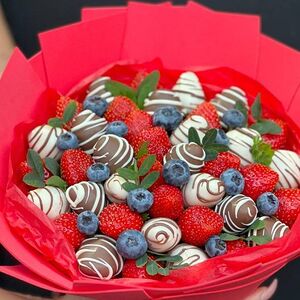 Букет из клубники в шоколаде летний