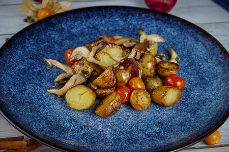 Картофель с томатами черри и вешенками